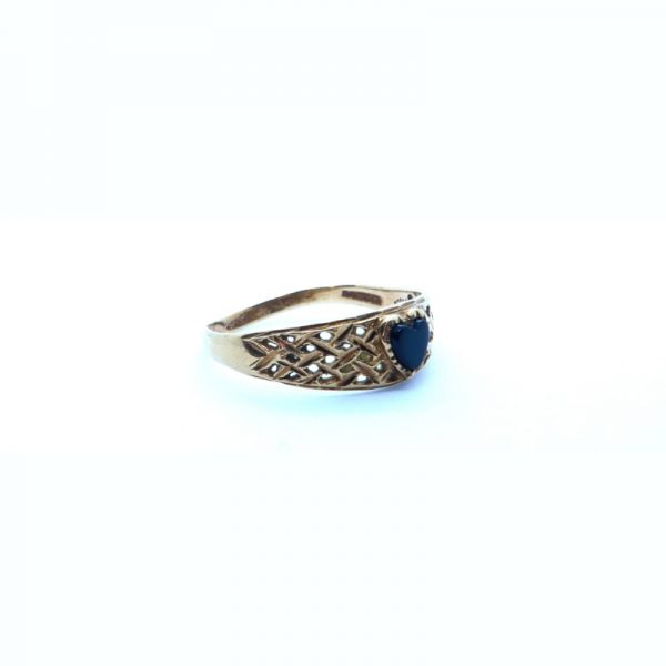 9ct Gold and Onyx heart ring side view