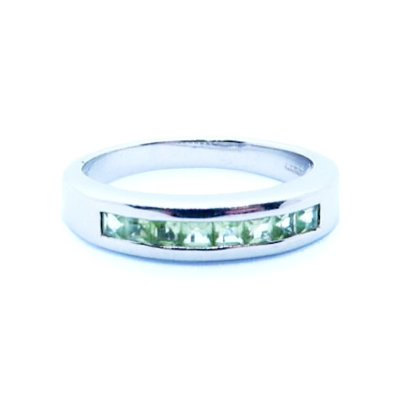 9ct white gold and peridot ring